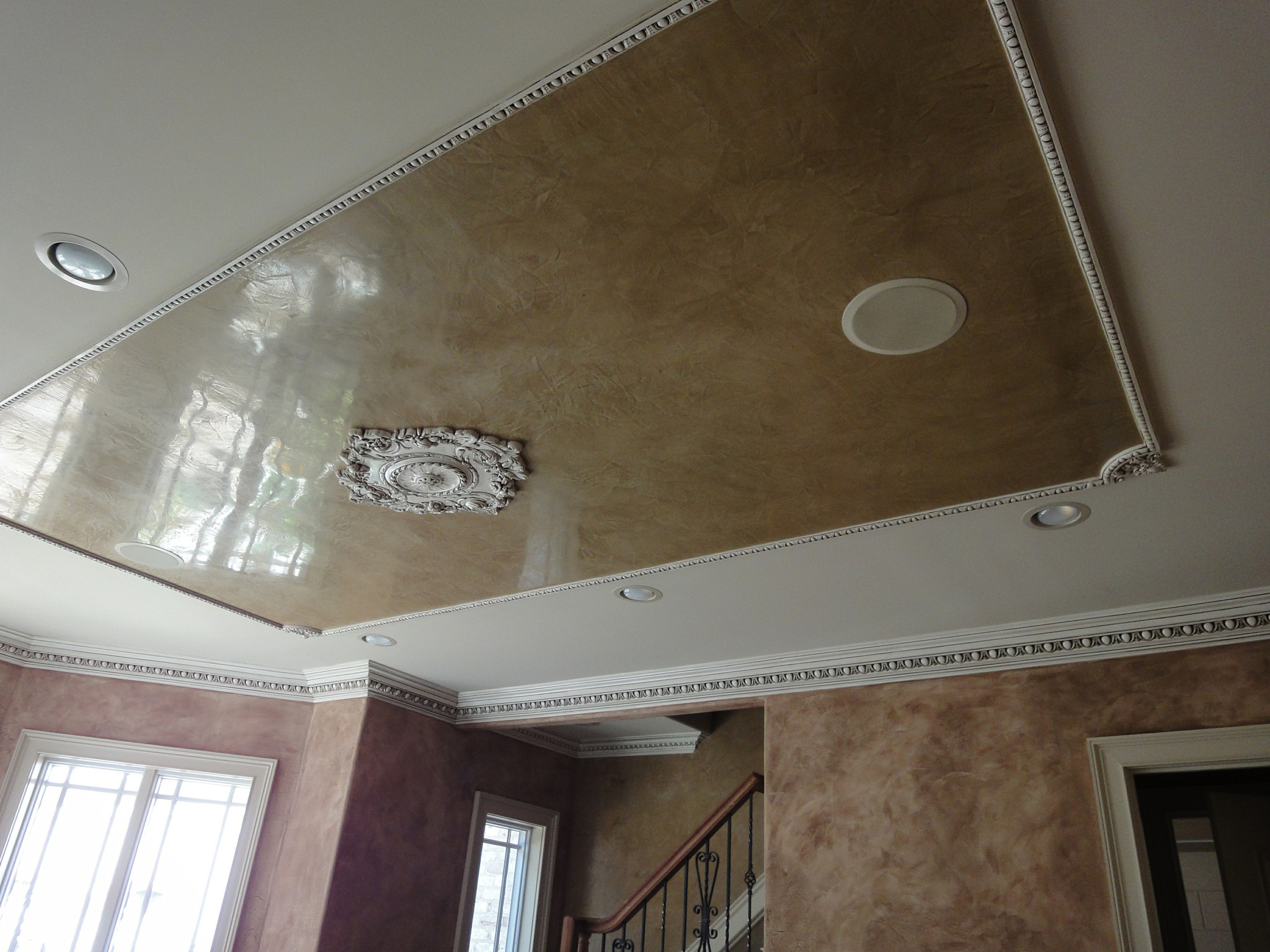 High-gloss gold plaster ceiling with medallion